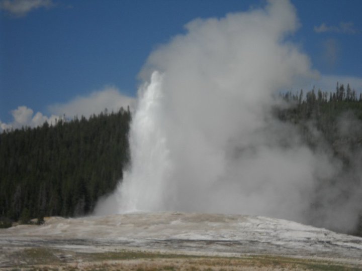 old faithful geyser, Yellowstone National Park
